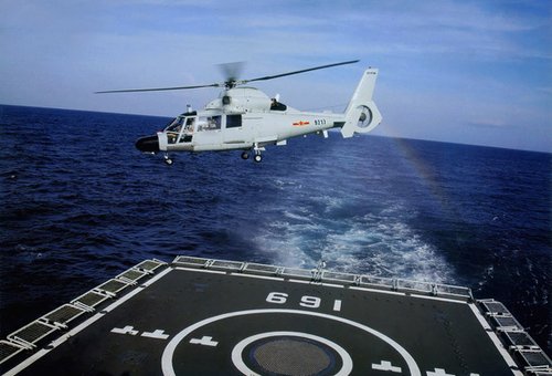 资料图:中国海军舰载直九型直升机准备着舰