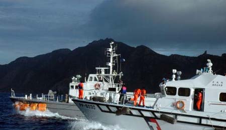 “台湾保钓联盟”2008年6月15日晚间出海前往钓鱼岛“宣示主权”，一路保护保钓船的台湾海巡巡防艇（前）在钓鱼岛海域，与日本保安厅巡逻艇对峙，场面紧张。