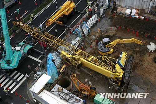 日本东京大型打桩机横卧街头 6人受伤(图)