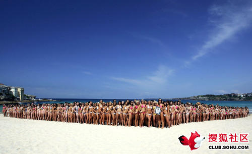 在澳大利亚的悉尼邦迪海滩超过一千名比基尼女孩刷新了新的世界纪录最
