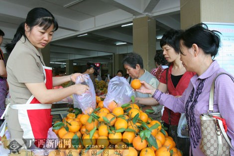 部分市民选购买水果时使用有偿使用塑料袋