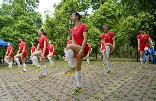 图文:女排户外体能训练 示范动作规规矩矩