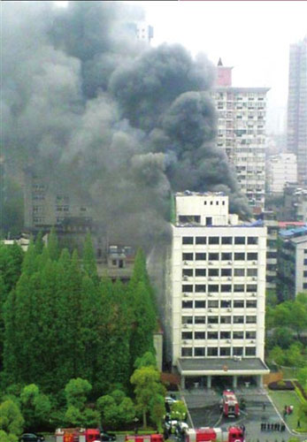 武汉市政府恢复办公 失火楼进行维修