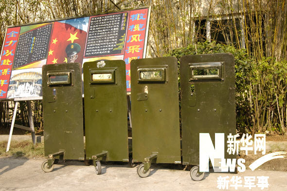 可移动防弹盾牌 新华网李少锋摄