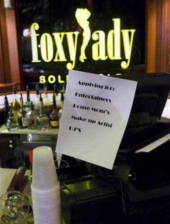 这间名为Foxy Lady的俱乐部公开打出招聘启示，计划招募包括脱衣舞娘、女招待、领班、化妆师、按摩师、门房以及DJ在内约30个职位。 