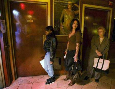 求职者排队等待面试。该俱乐部所在的罗得岛是全美失业最严重的地区之一，今年1月份的失业率达10.3%。