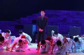 图： 一段激昂热血的舞蹈烘托主演刘烨登台