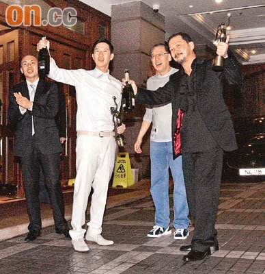 林超贤（左起）、张家辉、杨受成及廖启智开香槟庆祝