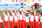图文：[女足]重庆中学女足夺冠 队员上台领奖