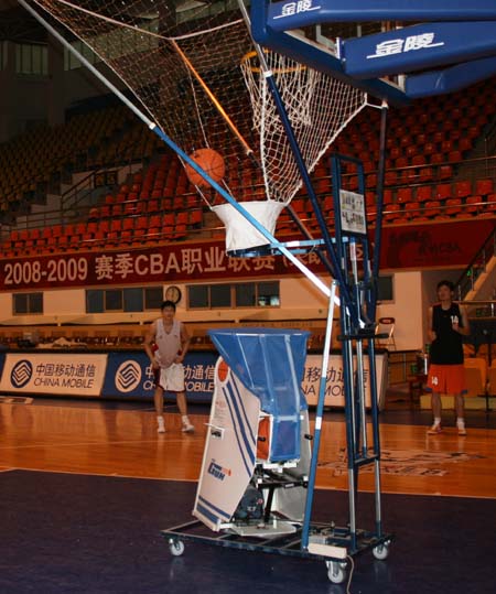 图文:新投篮武器亮相东莞 投篮机提高效率
