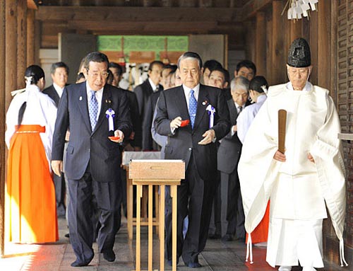 日本跨党派国会议员集体参拜靖国神社