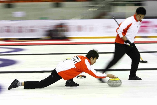 图文:2009年全国冰壶冠军赛 陈路安勇往直前