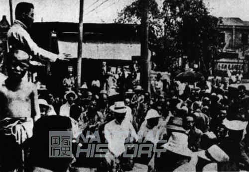 1919年,五四运动期间,北京学生在街头讲演。