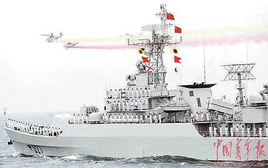 中国海军"洛阳"号导弹护卫舰接受检阅.本报记者刘占坤摄