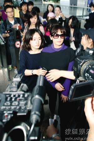 贾静雯昨天抵达上海，在机场被媒体包围