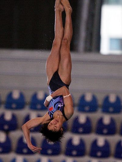 图文:跳水墨西哥站女子10米台 王鑫空中倒立