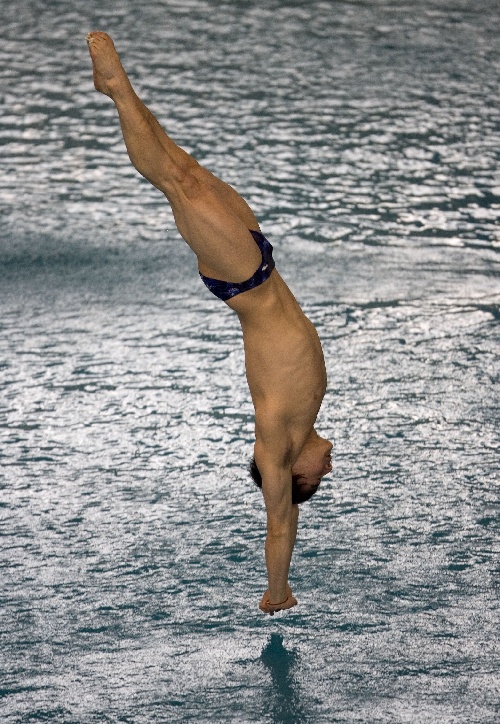 图文:跳水墨西哥站男子3米板 秦凯准备入水
