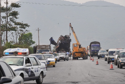 组图:发生车祸的昆楚高速公路清障恢复通车