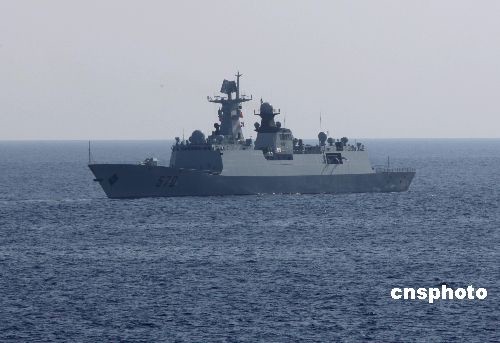 中国海军舰艇从海盗手中接护菲律宾获释商船-