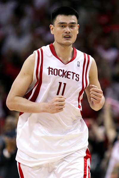 图文:[nba季后赛]火箭胜开拓者 姚明意气风发