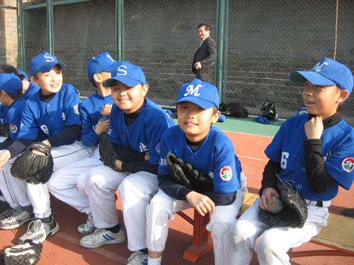 图文:北京体育传统学校春季棒球联赛 快乐的笑