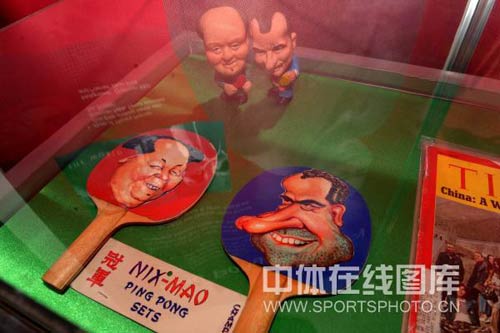 图文:中美"乒乓外交"展品受关注 领袖卡通像