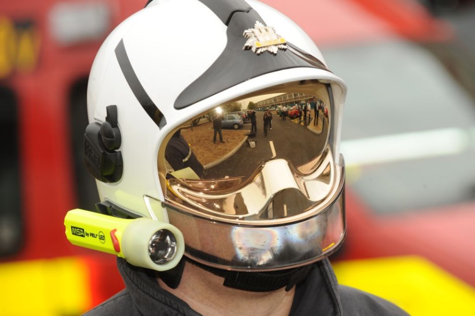 法国制造高科技消防头盔 酷似星球大战装备(图