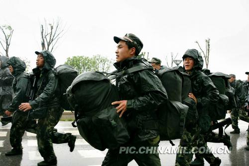 武警8723部队下连新兵雨中拉练接受检验(组图)