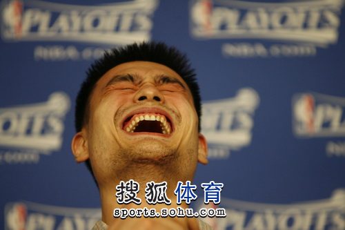 图文:[nba]火箭胜开拓者 巨人笑开怀