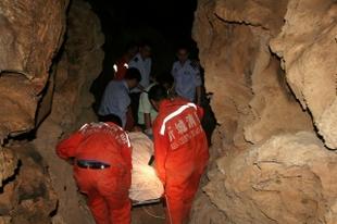 游客探险失足坠落20多米溶洞 警民联手救出伤