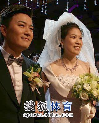 图文:高崚大婚国羽明星齐到贺 高崚与老公入场