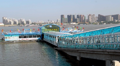 组图:武汉关新轮渡码头投入使用