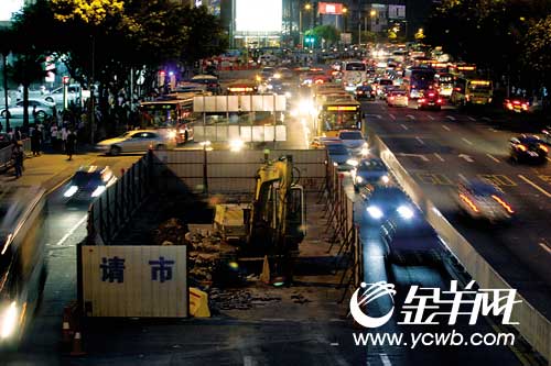 广州天河东路添堵 一边围蔽施工一边因BRT占