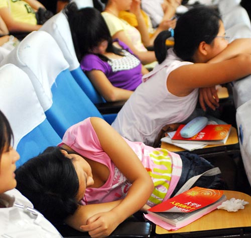 大学生参加五四报告会睡觉 姿态各异(组图)图片