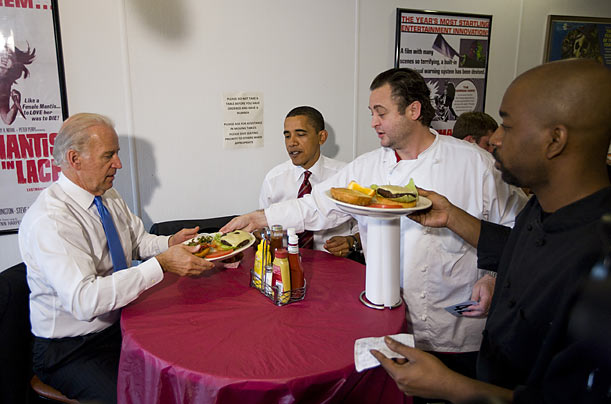 奥巴马和拜登现身小餐馆买汉堡(组图)