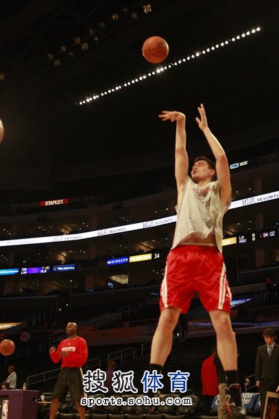 图文[nba]火箭战湖人 姚明高手投篮