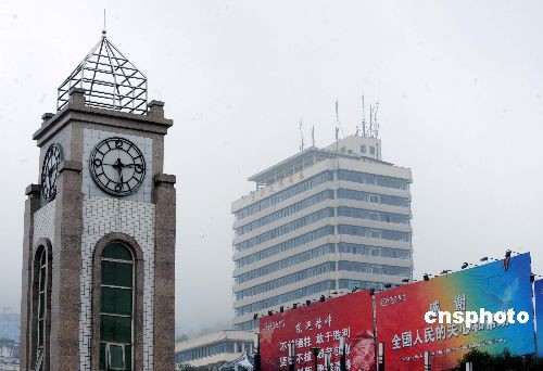 汶川地震一周年重返汉旺镇钟楼(组图)