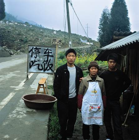 谢周弟,徐富月,李昌涛合影(左起.背后是以前的家园