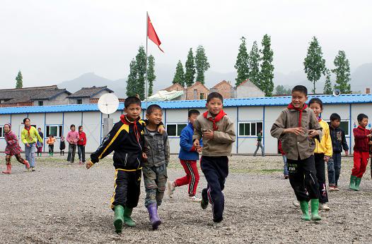 宁强县高寨子镇罗村坝小学学生在玩耍.黎德华摄