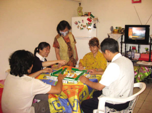 墨西哥城的几个武汉老乡27日晚聚在一起玩麻将 李兰婷 摄