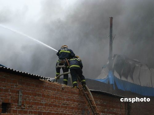 组图:广西柳州一物流仓库发生火灾 无伤亡报告