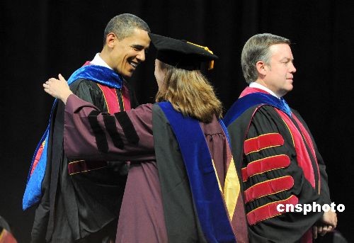 奥巴马首次出席大学毕业典礼 无缘荣誉学位(图