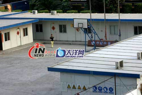 广州地铁5号线珠江新城站 围蔽区开建篮球场