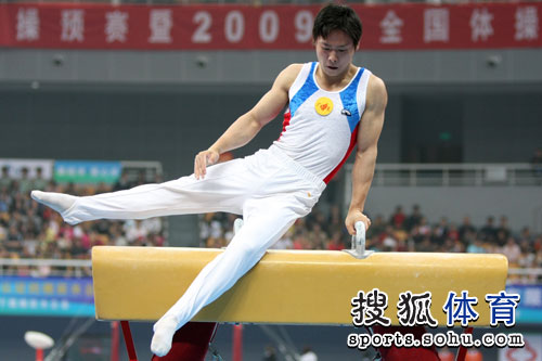 了男女共五个单项的争夺,最后贵州小将杜伟获得了男子自由操的冠军