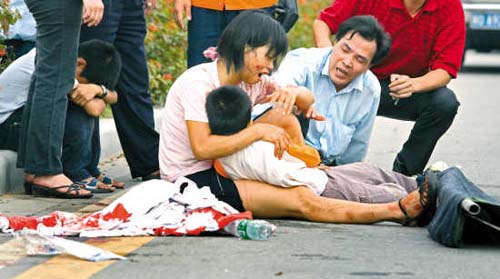 广州特种车撞死男孩目击者称车速过百