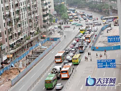 在昌岗中路宝岗大道路口,大小车辆被挤到三车道上,异常拥堵.