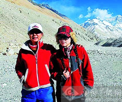4月中旬，孙延辉（左）与罗丽莉在珠峰下合影。