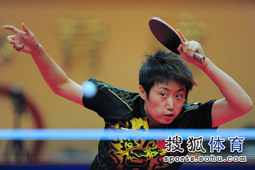 图文:乒乓球亚洲杯女单决赛 郭跃正手扣球