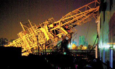 上海在建工地塔吊倒塌 吊臂砸中民工宿舍(图)
