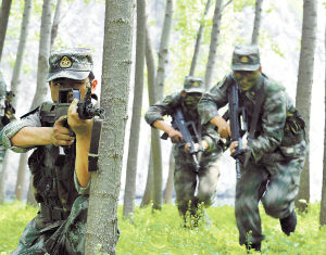 图片 某装甲团警侦连在野外进行实兵演练